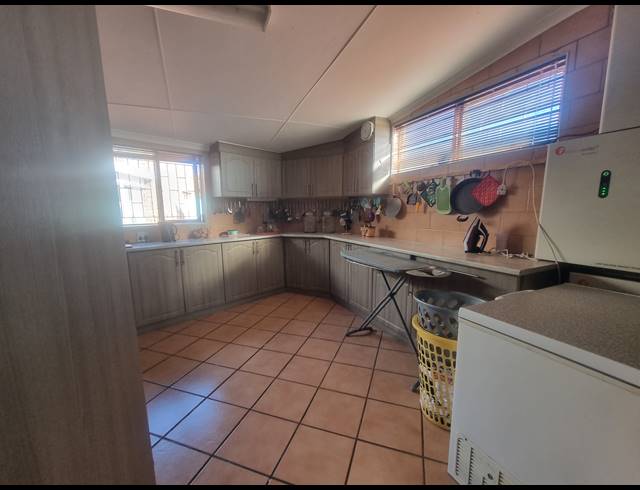 6 BEDROOM FREESTANDING FOR SALE IN HEIDERAND